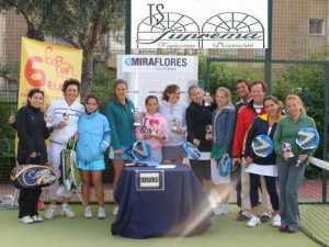 Unas 35 parejas desafían al clima en el Torneo de Pádel Femenino de Miraflores