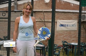 Patri Mowbray iza la bandera del pádel femenino en Miraflores Sport Center