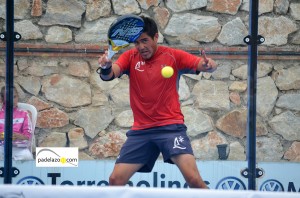 Gabo Loredo golpea de derecha en la final. Gabo Loredo 7 padel final torneo scream padel los caballeros mayo 2013