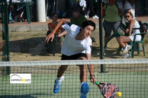 José Carlos Gaspar intenta llegar a una dejada en el último partido. jose carlos gaspar 3 padel final 2 masculina torneo all 4 padel colegio los olivos mayo 2013