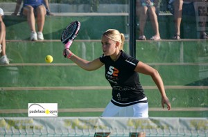 Lucía Martínez y Elena de la Torre firman un triunfo sin discusión en el Torneo Malakapadel Fnspadel Shop