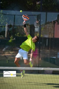 Javier Santos, en un partido de la 4ª masculina en el club El Mirador. Javier Santos 3 padel 4 masculina torneo club el mirador marbella agosto 2013