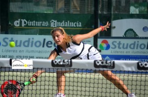 Nuria Rodríguez, en un partido de la pre-previa en Málaga. Nuria Rodriguez 2 pre previa femenina world padel tour malaga vals sport consul julio 2013