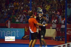 La magia del Martín Carpena eleva el pádel de Jordi Muñoz y Paquito Navarro hasta las semifinales en Málaga