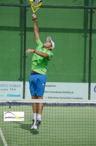 José Alarcón, en un encuentro de la 4ª masculina. jose alarcon 2 padel 4 masculina Torneo de Padel Cooperacion Honduras Lew Hoad octubre 2013
