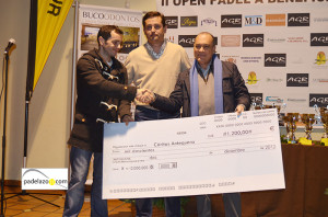 Cáritas recibió 1200€ del club Matagrande tras el torneo de 2012. entrega cheque II Open benefico padel club matagrande noviembre 2012