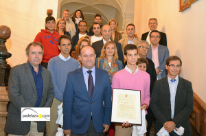 Momo Gonzalez subcampeon del mundo de padel sub 16 reconocimiento ayuntamiento antequera noviembre 2013