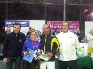 Argeme González y Luis Montañez, campeones de Mixta A. Foto: El Candado. argeme gonzalez y luis montañez campeones mixta A torneo padel malaga wagen homenaje sandra murillo el candado noviembre 2013