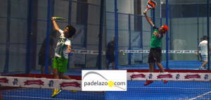 Curro Soriano y Cayetano Rocafort abrazan el triunfo en la final de 1ª del Torneo de Fantasy Padel