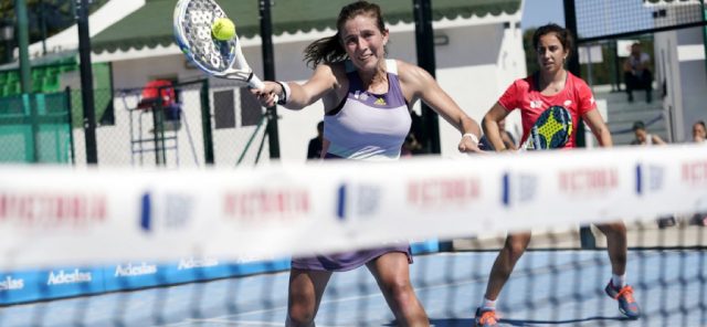 Las favoritas cumplen y dos locales se despeñan en el inicio del cuadro femenino en Marbella