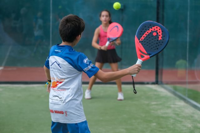 El pádel para niños: 5 beneficios directos
